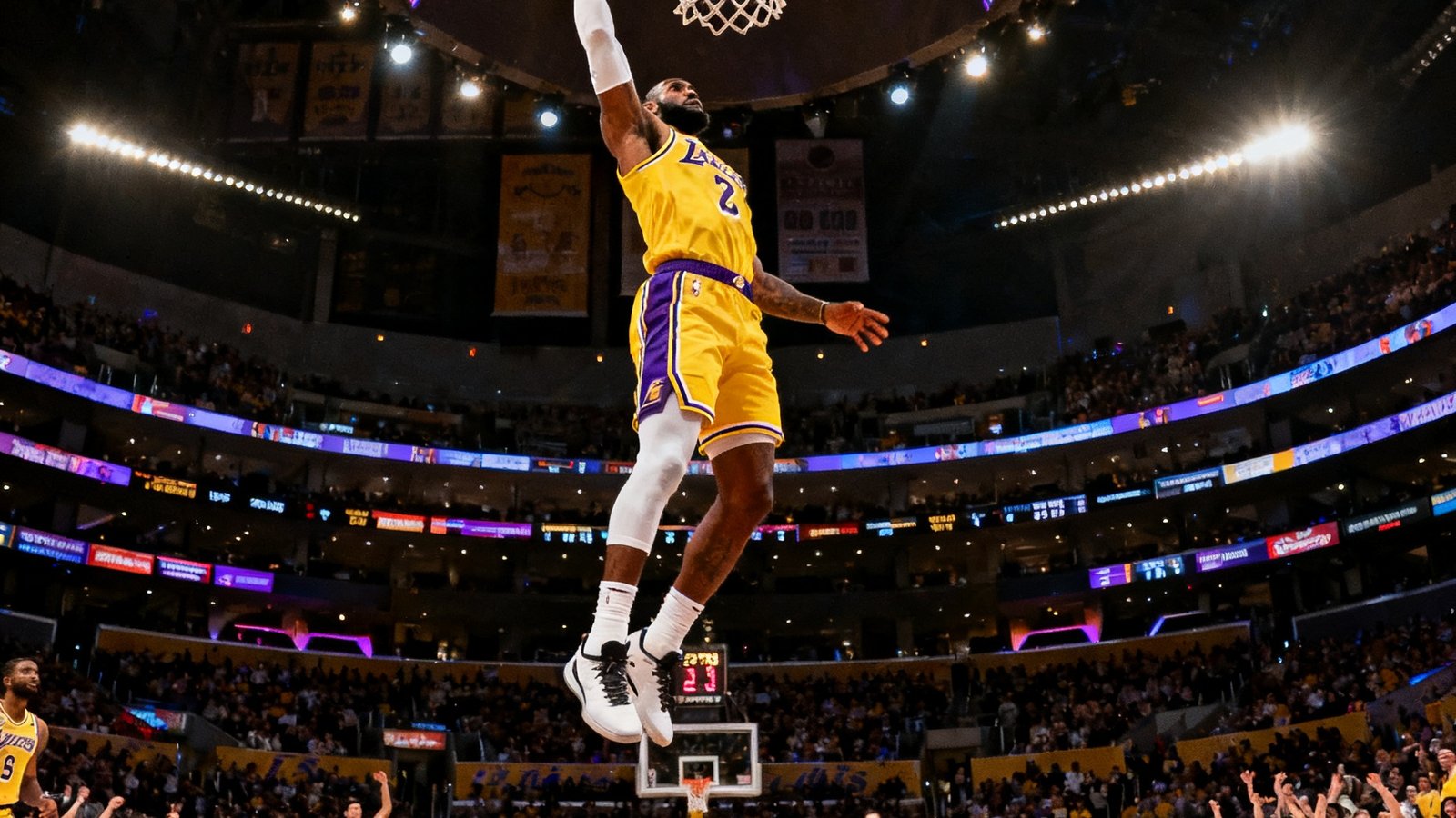 NBA常规赛湖人主场斯台普斯中心直播画面，球员罚球线起跳扣篮瞬间，观众席座无虚席，画面下方为实时技术统计条